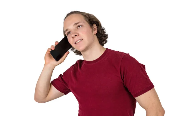 Schöner junger Mann im T-Shirt mit leerem Bildschirm-Smartphone vor weißem Hintergrund — Stockfoto