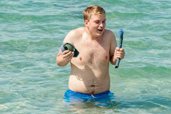 Hombre divertido buzo con equipo de snorkel máscara de snorkel y tubo en el océano. Verano vacaciones natación divertido concepto . —  Fotos de Stock