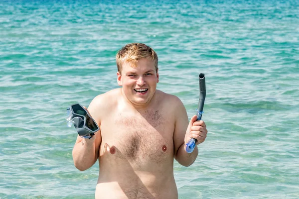 Hombre divertido buzo con equipo de snorkel máscara de snorkel y tubo en el océano. Verano vacaciones natación divertido concepto . —  Fotos de Stock