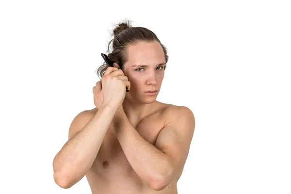 Nahý mladý muž, který si pročesávání vlasů na bílém pozadí izoloval — Stock fotografie