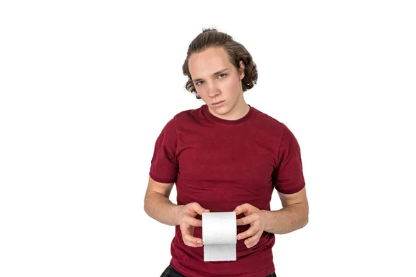 Грустный молодой человек держит один рулон туалетной бумаги изолированы на белом фоне — стоковое фото