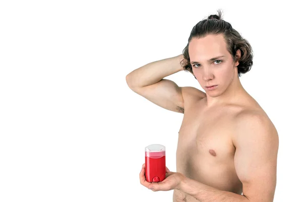 Beyaz arka plan üzerinde deodorant ile yakışıklı genç adam izole — Stok fotoğraf