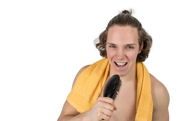 Jeune homme heureux et beau chantant à la brosse à dents, isolé sur blanc — Photo