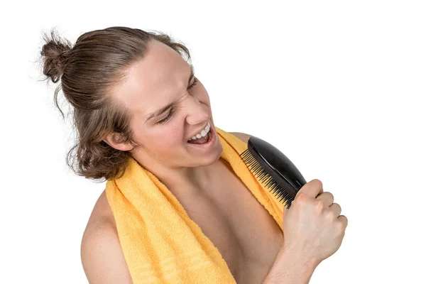 Jeune homme heureux et beau chantant à la brosse à dents, isolé sur blanc — Photo