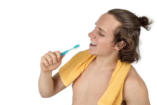 Jeune homme heureux et beau chantant à la brosse à dents, isolé sur blanc — Photo