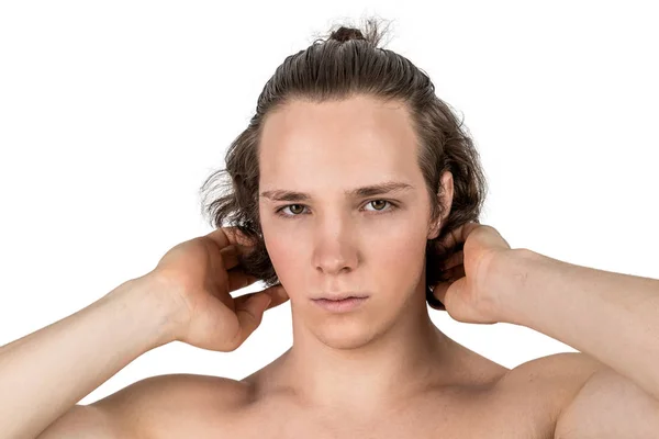 Nu beau jeune homme peigner ses cheveux avec la main sur fond blanc isolé — Photo