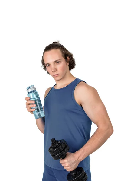 Knappe jonge man in sportshirt Lifting halter en fles water. Witte achtergrond geïsoleerd — Stockfoto