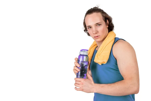 Spor gömlek su şişe tutan yakışıklı genç adam. Beyaz arka plan izole — Stok fotoğraf