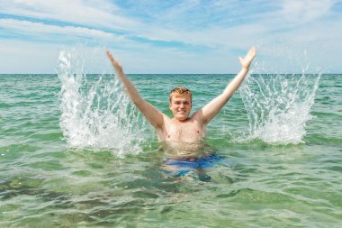 Şnorkel ekipmanları Şnorkelle maske ve okyanus tüp ile komik adam dalgıç. Yaz tatili yüzme eğlenceli kavramı.