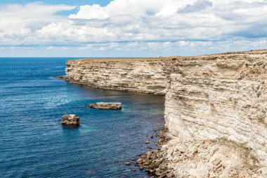Kırım'ın batı kıyısında beyaz taş kayalık kayalar. Nefes kesen manzara