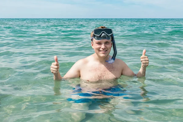 有趣的男子潜水员与浮潜设备浮潜面具和管在海洋。暑假游泳乐趣概念. — 图库照片