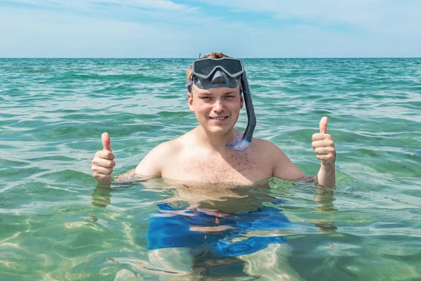 有趣的男子潜水员与浮潜设备浮潜面具和管在海洋。暑假游泳乐趣概念. — 图库照片