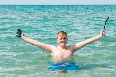 Şnorkel ekipmanları Şnorkelle maske ve okyanus tüp ile komik adam dalgıç. Yaz tatili yüzme eğlenceli kavramı.