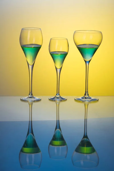 Tre bicchieri con cocktail su un tavolo blu — Foto Stock