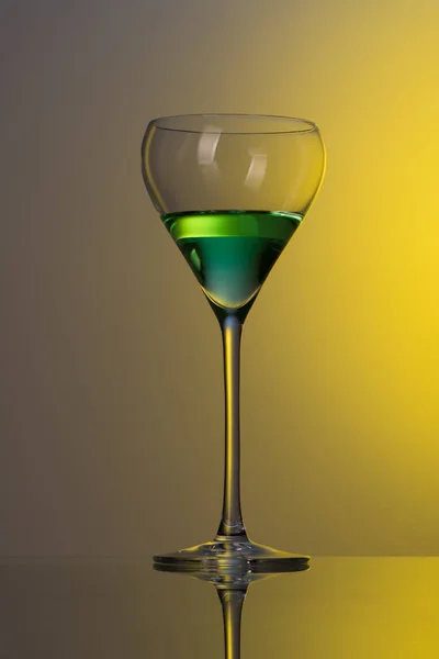 Un bicchiere con cocktail — Foto Stock