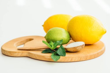 İki limon, limon, nane ve bir tahta kaşık tuz ile 