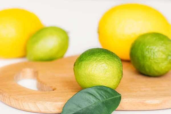 Limón, lima y menta en una tabla de madera —  Fotos de Stock