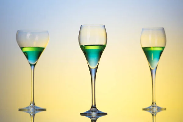 Drie glazen met cocktails — Stockfoto