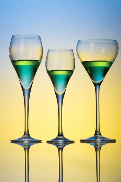 Três copos com coquetéis — Fotografia de Stock