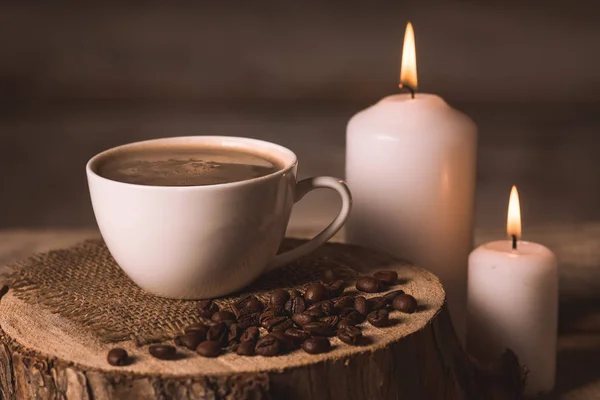 Taza blanca de café, velas y granos de café — Foto de Stock