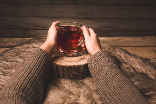 Tasse mit Tee in den Händen eines Mädchens — Stockfoto