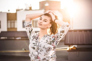 Saçlarını elele gülümseyen güzel esmer