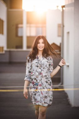 Saçlarını elele gülümseyen güzel esmer