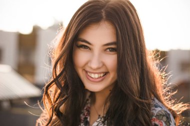 bir evin çatısında güzel esmer 