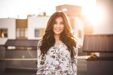 bir evin çatısında güzel esmer 