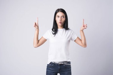 güzel esmer duygular beyaz bir arka plan üzerinde gösterilen