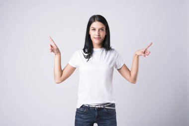 güzel esmer duygular beyaz bir arka plan üzerinde gösterilen