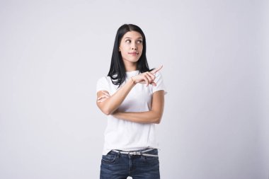 güzel esmer duygular beyaz bir arka plan üzerinde gösterilen