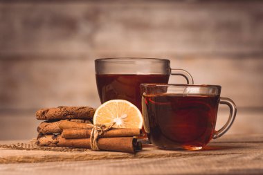 İki bardak çay, kurabiye, tarçın ve limon ile 