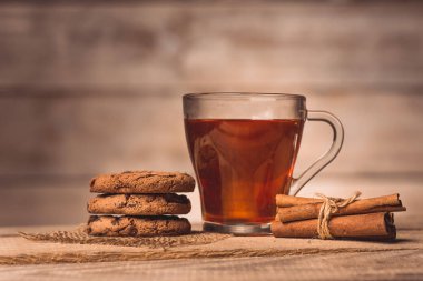 bir fincan çay, kurabiye ve tarçın ile 