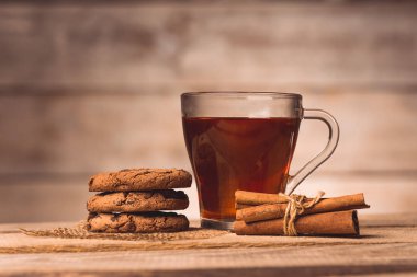 bir fincan çay, kurabiye ve tarçın ile 