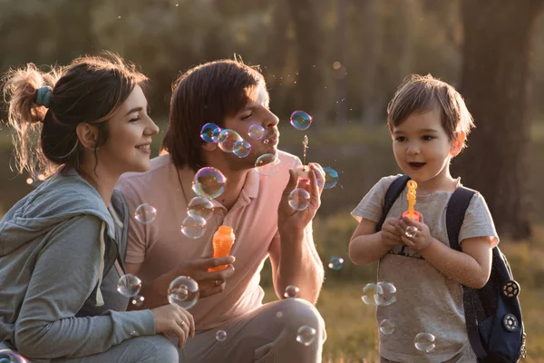 Vacker familj med ett barn — Stockfoto