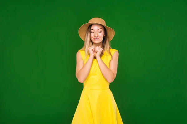 Hermosa rubia en un vestido amarillo y sombrero de paja — Foto de Stock