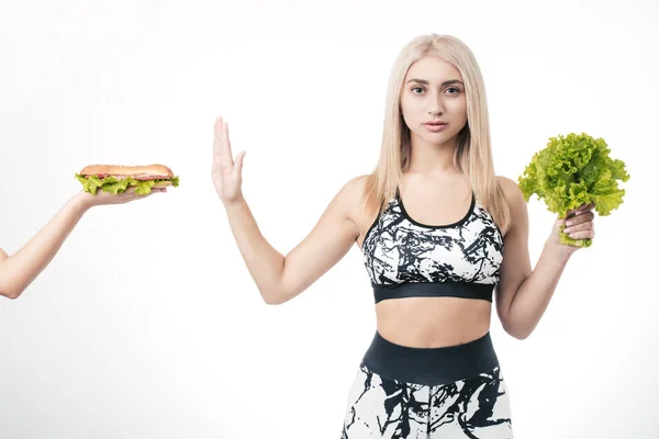 Rubia deportiva se niega a la comida rápida — Foto de Stock