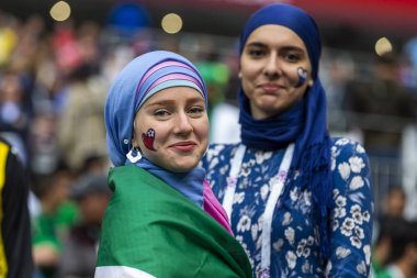 Rusya - Haziran, 2018: Bayan futbol Stadı destek ekipleri fanlar.