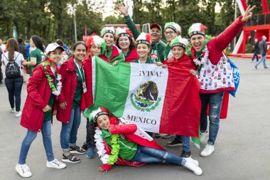 Rusya - Haziran, 2018: Şehir sokakta destek takım futbol hayranları
