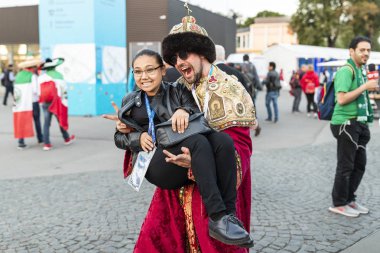 Rusya - Haziran, 2018: Şehir sokakta destek takım futbol hayranları