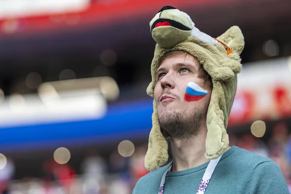 Rusya - Haziran, 2018: Erkek Rus futbol Stadı destek ekipleri fanlar.