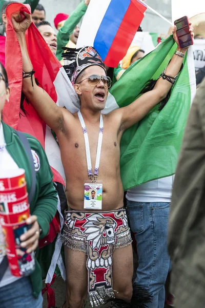 Rusya - Haziran, 2018: Şehir sokakta destek takım futbol hayranları