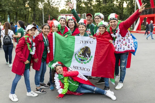 Rusya - Haziran, 2018: Şehir sokakta destek takım futbol hayranları