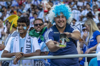 Rusya - Haziran, 2018: Şehir sokakta destek takım futbol hayranları