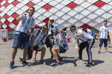 Rusya - Haziran, 2018: Şehir sokakta destek takım futbol hayranları