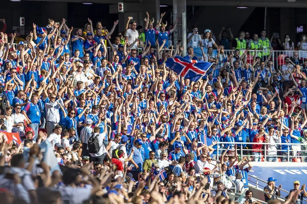 Rusya - Haziran, 2018: Şehir sokakta destek takım futbol hayranları