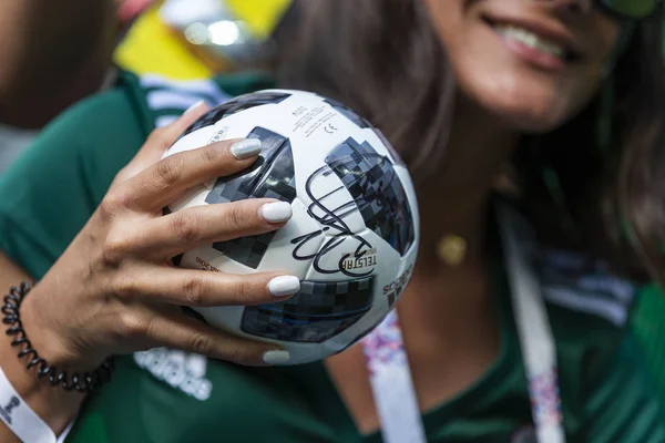 Rusya - Haziran, 2018: Bayan futbol fan destek takım maç sırasında