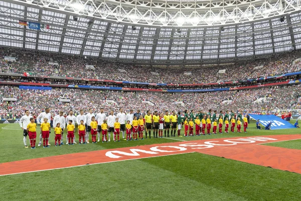 Moskova, Rusya - Haziran, 2018: Futbol takım Dünya Kupası oyun Spartak stadyumu, çocuklarla.