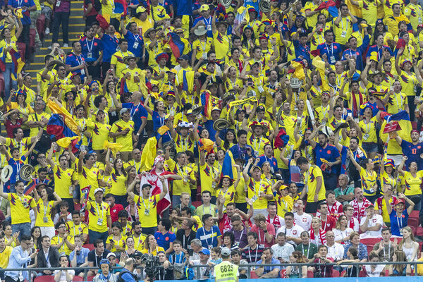 Россия - Июнь, 2018: Футбольные болельщики поддерживают команды во время матча
